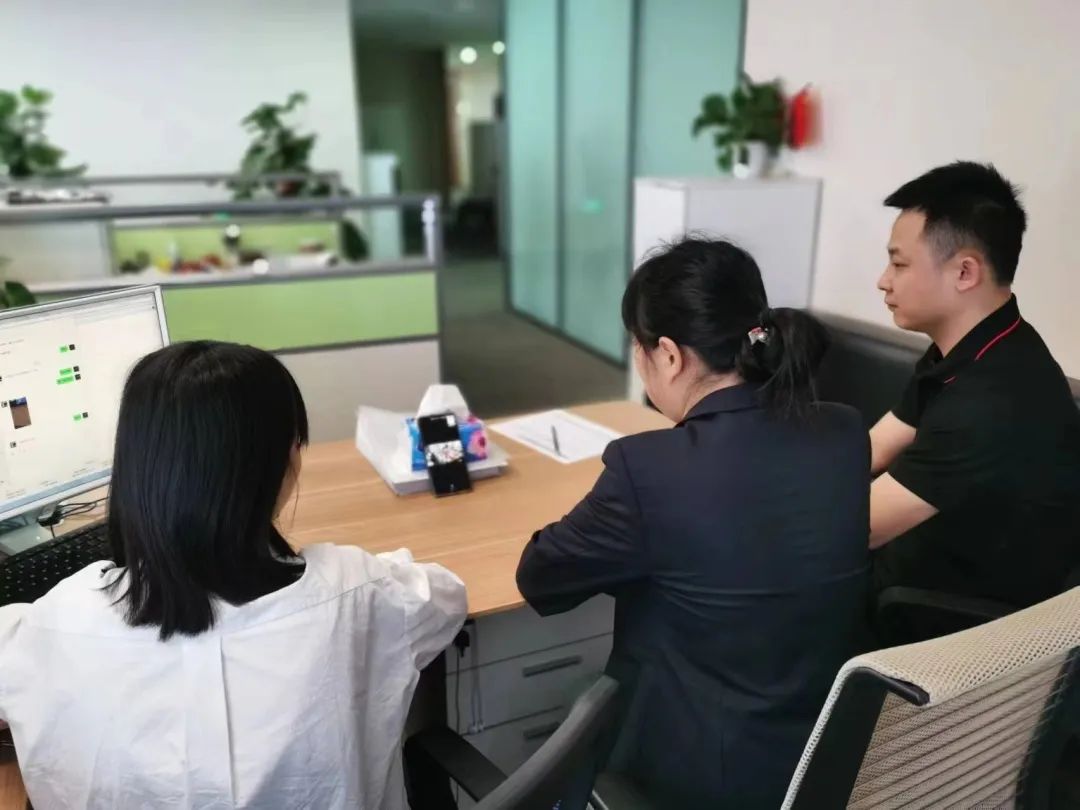 华西金控党委组织召开传达学习党的二十大精神中心组（扩大）会